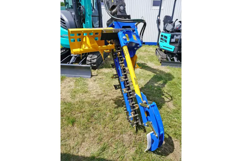 Wie geschnitten: Die Auger TorqueGrabenfräsen für Trägermaschinen bis 10 t – hier am Kobelco SK34SR-7 – erstellen Gräben bis 1,5 m Tiefe und 350 mm Breite in einem Durchgang.
