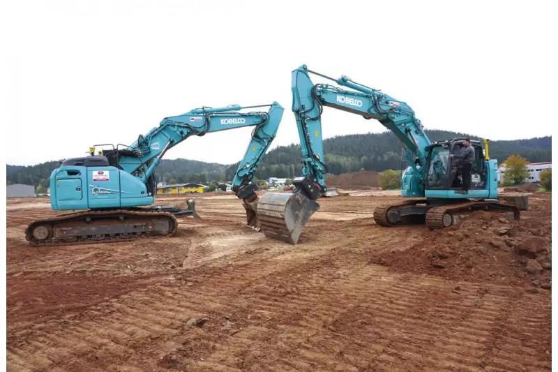 Fast geschafft. 16.000 m³ Oberboden haben die Kobelco SK230SRLC-5E und SK270SRNLC-5E Bagger hier im Eiltempo mit hoher Präzision bewegt. Ihr Alleinstellungsmerkmal: Das von EMB konfigurierte Trimble Earthworks-System steuert erstmals auch den Verstellausleger vollautomatisch an.