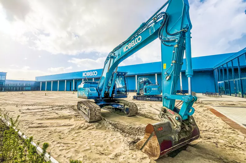Die neue Kobelco Europazentrale in Lelystad umfasst auch einen 3.500 m² großen und 5 m tiefen Vorführbereich, der praxisnahe Maschinentests ermöglicht. Quelle: Treffpunkt.Bau