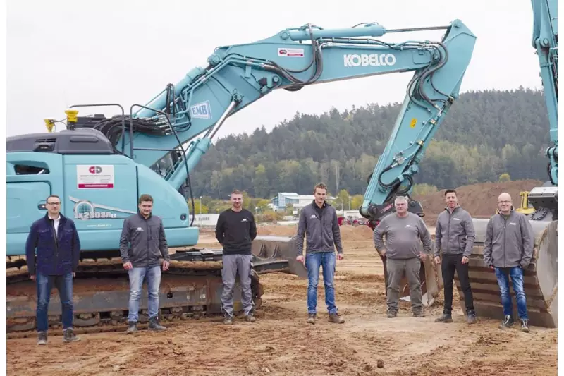 Hanns Markus Renz (l.) verantwortet die DACH-Region für Kobelco und ist froh, Händler wie EMB im Boot zu haben, die ganzheitliche Kundenlösungen anbieten. Neben ihm stehen (v.l.) Bauleiter Jonas Walberer, Fahrer Tobias Heimerl, Technischer Leiter Michael Zach und Fahrer Anton Schieder von der Firma Donhauser. Gebietsverkaufsleiter Christian Lang und Sebastian Ellinger von EMB sorgen für zufriedene Kunden.