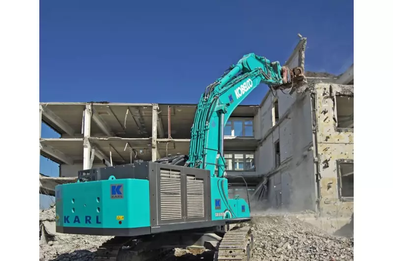 Max. 15 Meter erreichen die mehrstöckigen Stahlbetonbauten im Münchner BMW-Werk 01.01., die der Kobelco SK850LC-10E im Primärabbruch zurück baut.