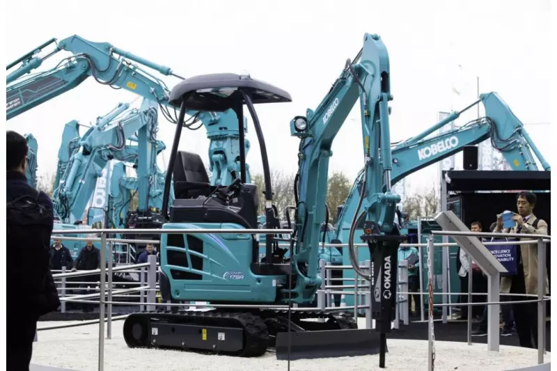 Kobelco bringt seinen ersten elektrischen Minibagger auf den Markt. Das brandneue SR17-Konzept mit 1,7 t wurde auf der bauma vorgestellt.