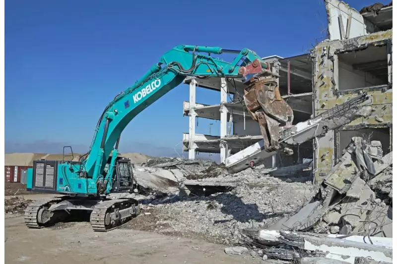 Beim Handling schwerer Stahlbetonstrukturen spielt der Kobelco SK850LC-10E seine Kraft, standfeste Reichweite und Schnelligkeit gleichermaßen aus.