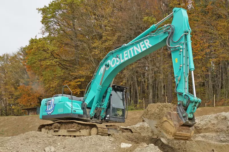 Auch der Anfang 2023 ausgelieferte Kobelco SK260LC-11 ist dank leistungsfähiger Arbeits-Hydraulik und Oilquick-Schnellwechsler vielseitig bei Moosleitner-Projekten einsetzbar.