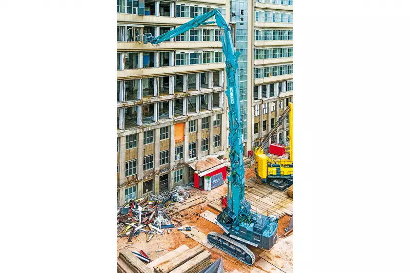 Mit einem Einsatzgewicht von bis zu 140 t definiert der SK1300DLC die Grenzen dessen neu, was im modernen Hochhausabbruch möglich ist. Ausgestattet mit der speziellen 4-teiligen Ultra-High-Reach-Ausrüstung erreicht er eine Arbeitshöhe von bis zu 40 m. Quelle: Kobelco