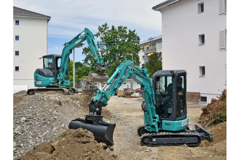 Quer durch alle Klassen bietet Kobelco hohe Standards in Arbeitsleistung, Komfort und Sicherheit: vorne der Kobelco SK26SR-7, hinten der bewährte 6-Tonner SK58SRX-7.

