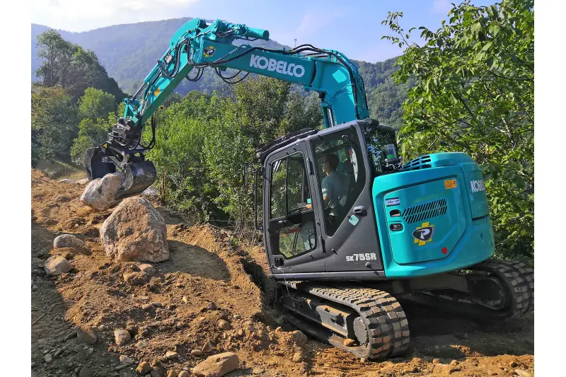 Mit dem SK75SR-7 Side Drain präsentiert Kobelco auf der GaLaBau einen Offset-Bagger, der bei besonderen Aufgaben Vorteile bietet.
