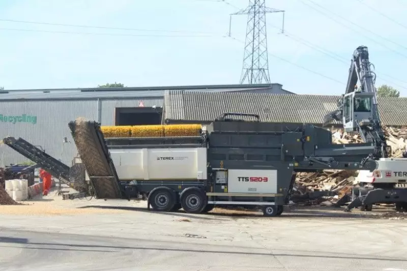 Das Terex Ecotec-Trommelsieb kann 3 Fraktionen ausgeben.