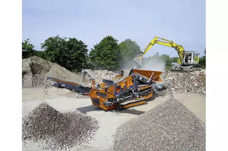Die Portafill 5000CT: eine Siebanlage mit drei Austragsbändern,
und Spezialist für bindiges Material.