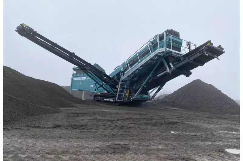 Die Powerscreen Chieftain 1700X als 2-Deck-Siebanlage: produziert bis zu 500 t spezifikationskonformes Material pro Stunde.