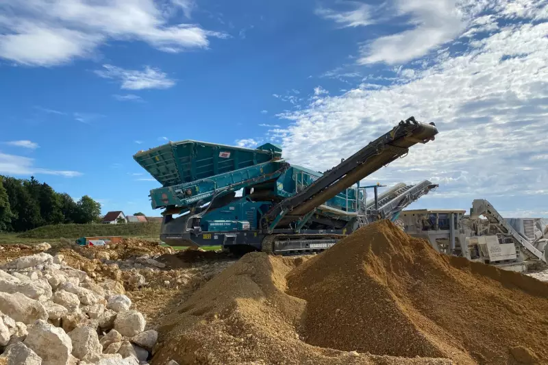 Schwerlastsiebanlage Powerscreen Warrior 2100 in Aktion: Die Förderbänder für den Austrag sind hydraulisch höhenverstellbar und können so optimal dem Produkt angepasst werden.