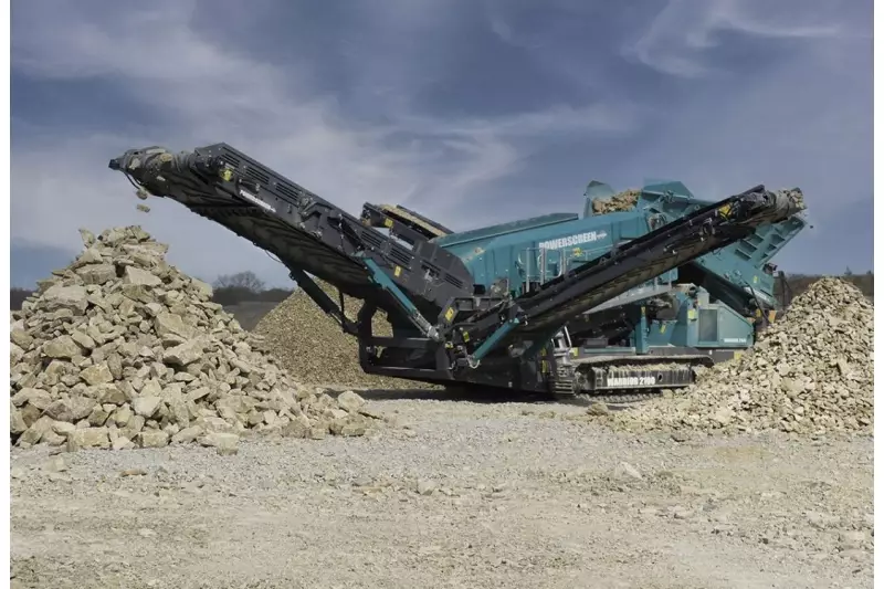 Raupenmobiles Schwerlastsieb Warrior 2100 von Powerscreen: kurze Rüstzeiten, überlegene Abwurfhöhen, für höchste Qualitätsansprüche.