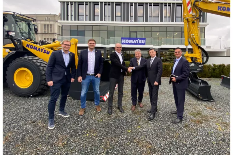 Die Vertreter der Firmen GP Günter Papenburg AG, Klaus Papenburg (CEO), Schlüter Baumaschinen GmbH, Thomas Schlüter (CEO) mit Maximilian Schlüter (Leiter Kompakt Center) und Thomas Schlüter jr. (Produktleiter Digitale Baustelle), Komatsu Europe International, Göksel Güner (COO) sowie Marco Maschke, Leiter Deutschlandbüro, bei einem Treffen im Komatsu Werk in Hannover.