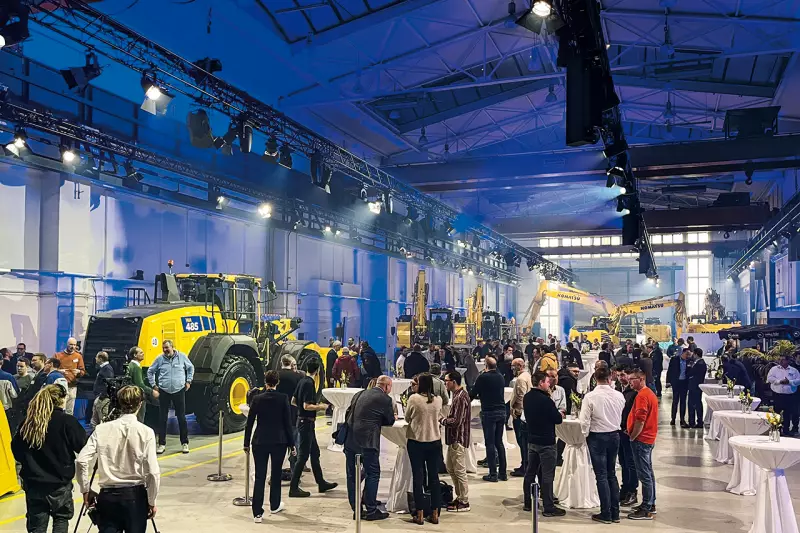 Komatsu VIP-Event in Hannover. Stars der Show waren Maschinen-Neuheiten wie die Next Generation-Radlader WA475-11 und WA485-11 sowie die Kurzheck-Mobilbagger PW168-11 und PW198-11. Neben den Schwermetall-Eyecatchern legte Komatsu ein besonderes Gewicht auf die Präsentation der Vorteile digitaler Technologien. Quelle: Bernd Mair