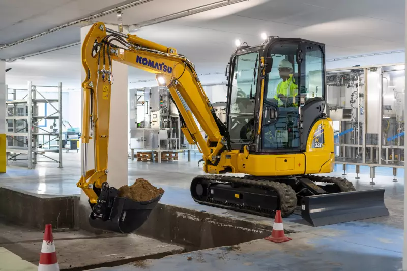 Der elektrisch angetriebene Komatsu PC33E-6 eignet sich hervorragend für den Einsatz innerhalb von Gebäuden.