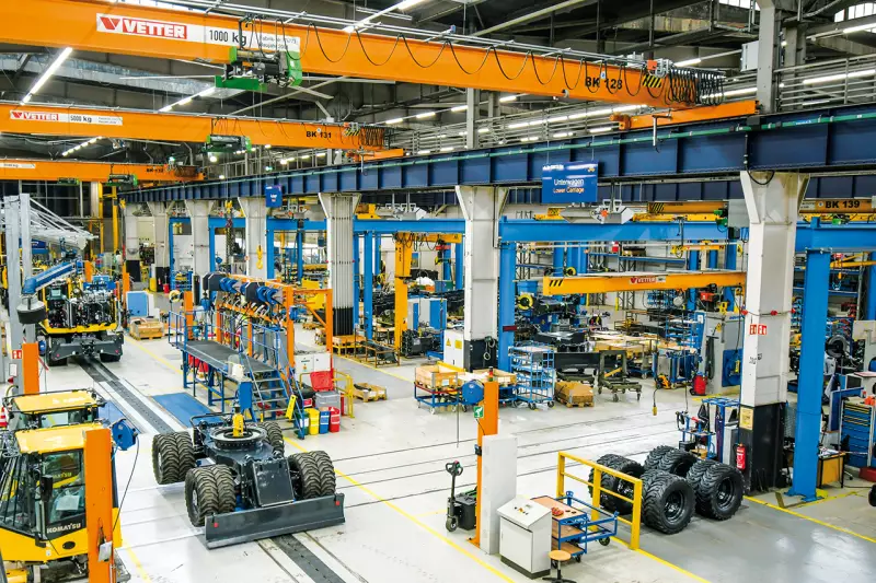 Exklusive Fertigung von Komatsu Kompaktradladern und Mobilbaggern. Diese Maschinentypen werden ausschließlich in Hannover produziert und auch entwickelt. Die enge Verzahnung von Entwicklung und Produktion ermöglicht eine schnelle Umsetzung technischer Neuerungen. Quelle: Treffpunkt.Bau