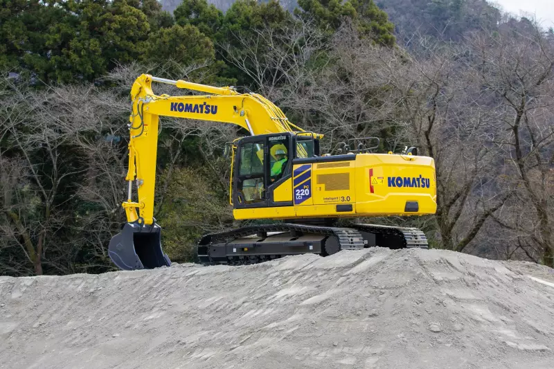 Der PC220LCi-12 unterstützt den Anwender durch die intelligente Maschinensteuerung der 3. Generation besonders effizient und ressourcenschonend zu arbeiten.