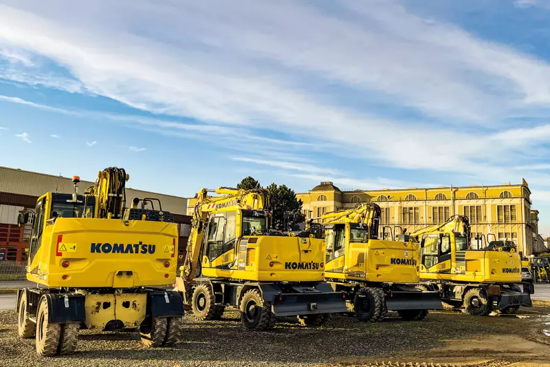 Vor den Werkshallen in Hannover aufgereiht waren die Mobilbagger von Komatsu, darunter die brandneuen Modelle PW168-11 und PW198-11 mit kurzem Heck und niedriger Transporthöhe. Quelle: Bernd Mair