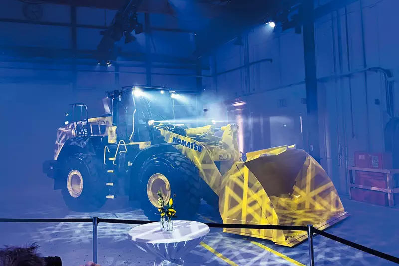 Einen strahlenden Auftritt hatten die neuen Radlader WA475-11 und WA485-11, die ihre Vorgänger nicht nur hinsichtlich der Leistung übertrumpfen, sondern auch bis zu 29 % kraftstoffeffizienter arbeiten. Quelle: Bernd Mair