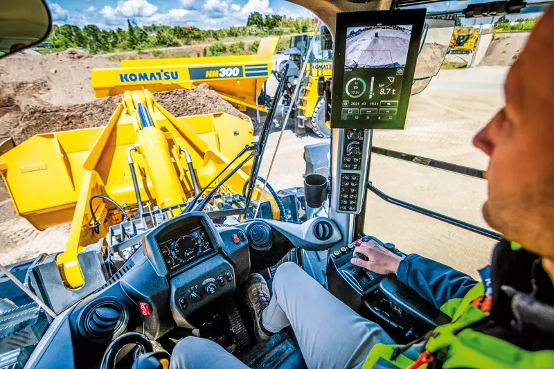 Das neue Fahrerassistenzsystem für die Radlader Komatsu WA475-11 und WA485-11 vereint alle Assistenzfunktionen in einem besonders übersichtlichen zentralen Monitor. Integriert sind mehrere leistungsstarke Funktionen wie das erweiterte LoadPilot-Wiegesystem, der adaptive Effizienz-Trainer sowie ein hochauflösendes Rückfahrkamerasystem. Das System kann optional um ein Rundum-Kamerasystem und ein Reifendruckkontrollsystem erweitert werden. Quelle: Komatsu