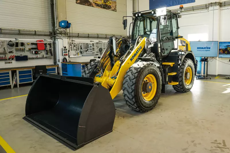 Prototypen-Präsentation. Der neue 10-Tonner WA170M wird Komatsus größter Kompaktradlader sein. Die komplett in Hannover entwickelte Maschine ist auf den europäischen Markt zugeschnitten, hat 96 kW Leistung und eine Nutzlast von 5 t bei Schaufelgrößen von 1,5–2 m³. Optional erhältlich sind z. B. Joysticklenkung, Anhängerkupplung und zusätzliche hydraulische Steuerkreise. Quelle: Bernd Mair