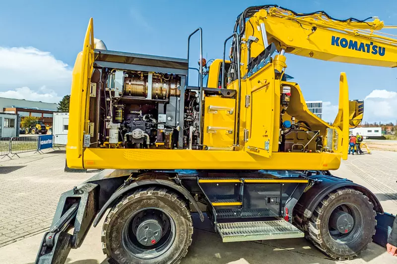 Die neuen Mobilbagger PW148-11 und PW190-11 sind kompakt, leicht zu transportieren und besonders wendig – auf Wunsch sogar mit Allradlenkung. Der Komatsu Dieselpartikelfilter hat ein langes Austauschintervall von 8.000 Stunden. Für maximale Einsatzflexibilität sind die Mobilbagger für Tiltrotatoren, 3D-Anzeigesysteme sowie zusätzliche Features wie Joysticklenkung oder Werkzeugmanagement vorbereitet. Quelle: Treffpunkt.Bau