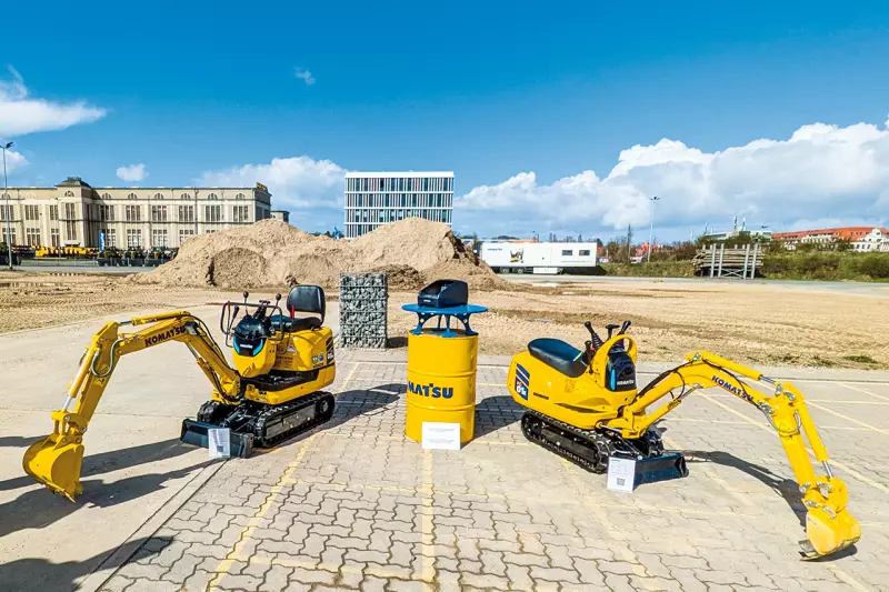 Komatsu evaluiert die elektrischen Mikrobagger PC01E-2 und PC05E-1 für den europäischen Markt. Der PC01E-2 hat ein Betriebsgewicht von 330 kg und eine Gesamtbreite von 580 mm, der PC05E-1 wiegt 520 kg und ist 690 mm breit. Beide Maschinen werden vom Honda Mobile Power Pack e: und dem elektrifizierten Antriebsaggregat Honda eGX angetrieben. Diese tragbare Batterietechnologie ermöglicht einen Batteriewechsel in weniger als 10 Minuten. Quelle: Treffpunkt.Bau