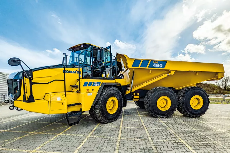 Der HM460-6 mit einem Muldenvolumen von 25,7 m3 basiert auf dem bewährten HM400-5 und soll neue Maßstäbe in der nächsten Generation knickgelenkter Muldenkipper setzen. Die Kraftstoffeffizienz konnte um 22 % verbessert werden. Intelligente Funktionen wie Geschwindigkeitsregelanlage, Berganfahrhilfe, Wartebremse, halbautomatisches Abkippen, Standsicherheitsanzeige, Steigungs- und Neigungsmesser sowie die Abkippwinkelbegrenzung erhöhen Effizienz und Sicherheit. Quelle: Treffpunkt.Bau