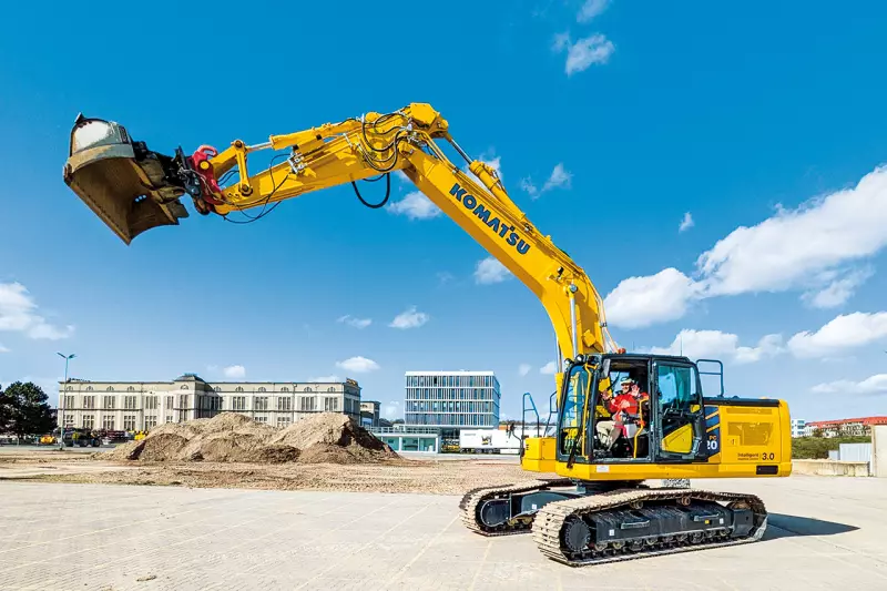 Der PC220LCi-12 mit der neuesten intelligenten Maschinensteuerung iMC 3.0 steigert die Leistungsfähigkeit unabhängig vom Erfahrungsniveau des Fahrers. Von der nahtlosen Tiltrotator-Integration über eine branchenweit einzigartige 3D-Arbeitsraumbegrenzung bis hin zur automatischen Linienführung verbessert iMC 3.0 Präzision, Konsistenz und Sicherheit. Für maximale Zukunftssicherheit kann jeder PC220LC-12 mit einem unkomplizierten Upgrade-Kit auf den PC220LCi-12 erweitert werden. Quelle: Treffpunkt.Bau