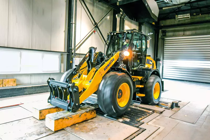 100-%-Qualitätscheck jeder Maschine. Bevor sie das Werk verlassen, werden alle Produkte einzeln geprüft, um höchste Qualitätsstandards sicherzustellen. Die Leistungs- und Funktionsdaten werden systematisch erfasst und dokumentiert. Quelle: Treffpunkt.Bau