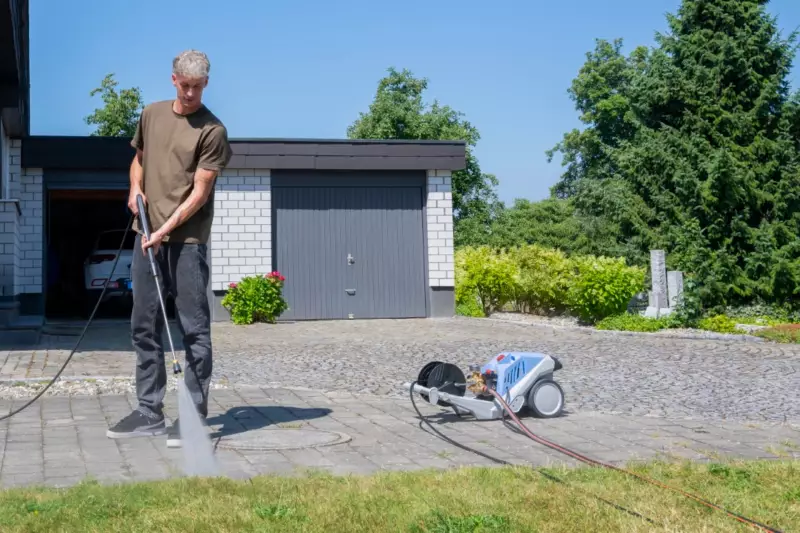 Dabei überzeugt der Kränzle K 1154 TST mit stabiler Liegebauweise, durchdachtem Transportkonzept, umfangreichem Zubehör und einem modernen Design, das die Weiterentwicklung des K 1152 TST klar erkennbar macht.