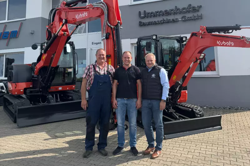 (V. l.) Geschäftsführer UBM Peter Ummenhofer und Daniel Ummenhofer sowie Kubota Gebietsverkaufsleiter Jörg Flieger.