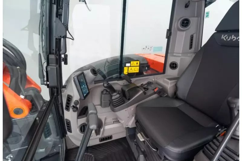 Die neue, moderne Kabine bietet dem Maschinenbediener zukünftig mehr Fußraum, einen serienmäßigen doppelt verstellbaren, luftgefederten Sitz, für ergonomisches Arbeiten. 