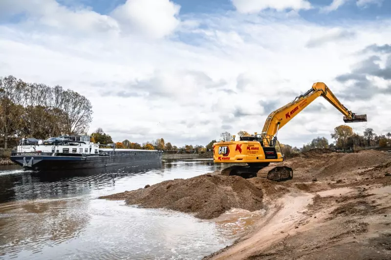 Insgesamt 60.000m³ Lehm und 90.000m³ Kies tragen die Böschungsbagger der Firma Kurz in Mannheim ab und profilieren 100.000 m² Geländeoberfläche über und unter Wasser.