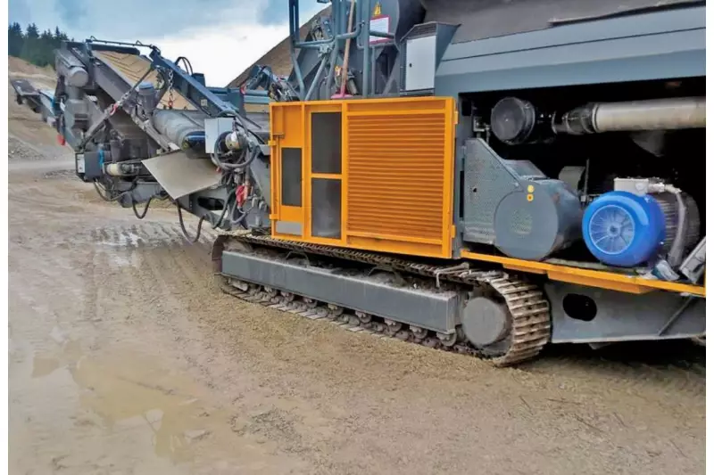 Revolution im Antriebsbereich. Dieser Brecher arbeitet dieselelektrisch mit einem 550 kW leistetenden KW-Generator. Momentan läuft der erfolgreiche Feldtest mit bereits über 1.000 Betriebsstunden.