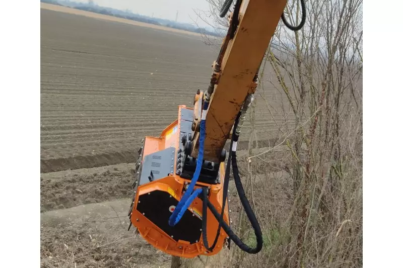 Der hydraulische Böschungsmäher Land/SB von Berti ist ausgelegt für Bagger mit einem Einsatzgewicht von 12 bis 20 t.