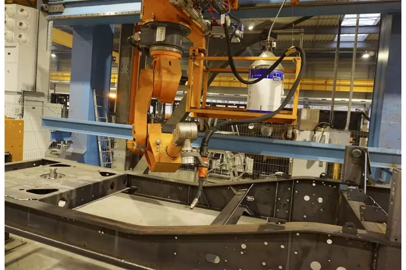Handarbeit und automatisierte Fertigungsmethoden greifen effizient ineinander. Quelle: Treffpunkt.Bau