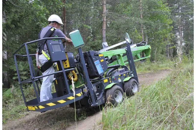 Ein traktionsstarker Vierradantrieb zeichnet alle Leguan-Arbeitsbühnen aus.