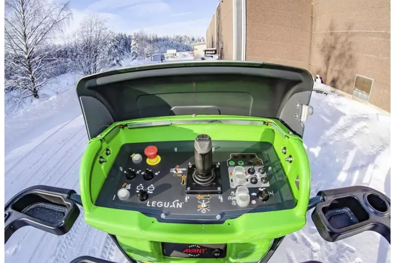 Das Bedienpult des Leguan 135 NEO. Die Joysticksteuerung ist besonders schnell und sicher.