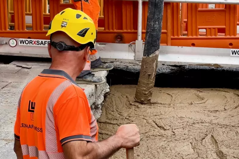 Der Flüssigboden wird auf der Baustelle in Sindelfingen verfüllt. Foto: Leonhard Weiss