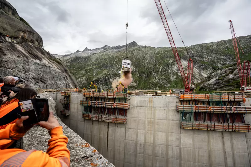 Am 3. September 2024 wurde feierlich der mit Pyrotechnik und buntem Rauch in Szene gesetzte letzte Betonkübel in die Staumauer eingebracht. Damit ging die rund sechsjährige Bauzeit der neuen Spitallamm-Staumauer zu Ende.
