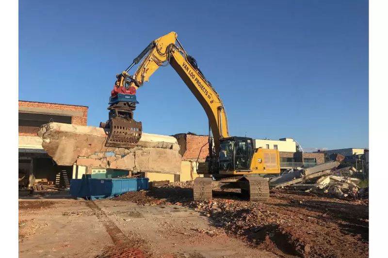 Da alle eingesetzten Bagger mit Lehnhoff SQ80 Schnellwechslern ausgestattet wurden, konnten alle Anbaugeräte beim Abbruchprojekt von Van Loo zwischen den Baggern gewechselt werden – ein echter Effizienzgewinn
