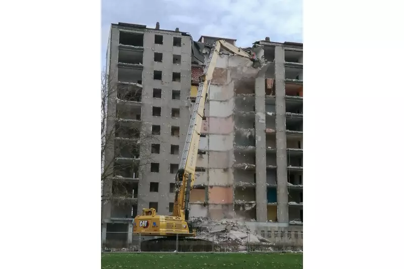 Die Erfolgsgeschichte des Abbruchunternehmens Van Loo zeigt, wie sich die SQ-Serie von Lehnhoff in der Praxis bewährt. Selbst in luftiger Höhe arbeitet das Anbaugerät sicher am Ausleger.
