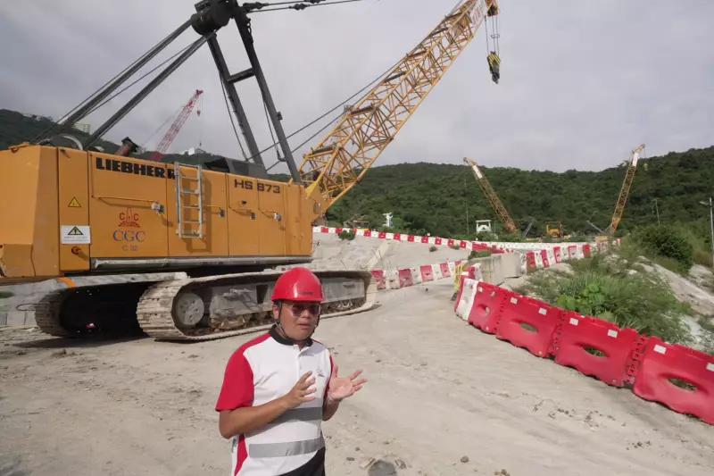German Leung von der China Geo-Engineering Corporation vor Ort mit dem „transformierten“ HS 873 HD.