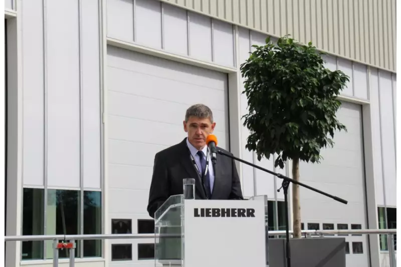 Die Eröffnungsrede hielt Werner Seifried, technischer Geschäftsführer der Liebherr-Hydraulikbagger GmbH. Dabei bedankte er sich unter anderem für das Vertrauen der Familie Liebherr in den Standort Kirchdorf.