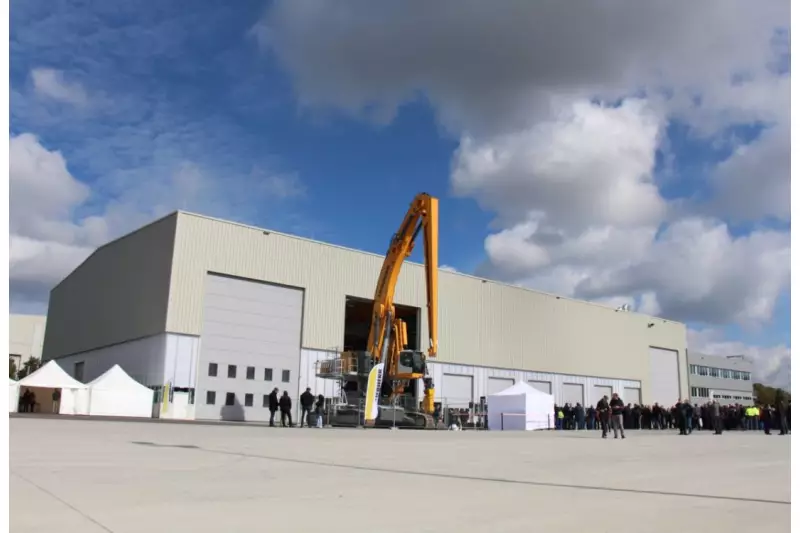 Zahlreiche internationale Gäste folgten der Einladung des Herstellers nach Kirchdorf. Sie wurden vor der neuen Versuchshalle von der Umschlagmaschine LH 110 begrüßt.