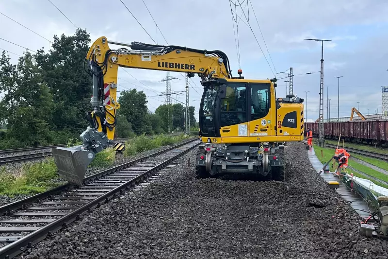 Für die Erd- und Gleisbauarbeiten kamen ein Zweiwegebagger A 922 Rail sowie eine Planierraupe PR 716 zum Einsatz.