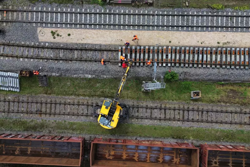 Der Zweiwegebagger A 922 Rail übernahm sowohl Aushub- als auch Montagearbeiten.