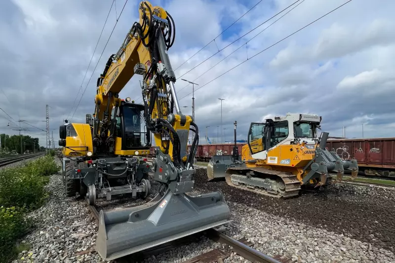 Der Zweiwegebagger unterstützte beim Auflegen der Betonschwellen und bei der Montage des Gestänges auf dem neu hergestellten Untergrund.