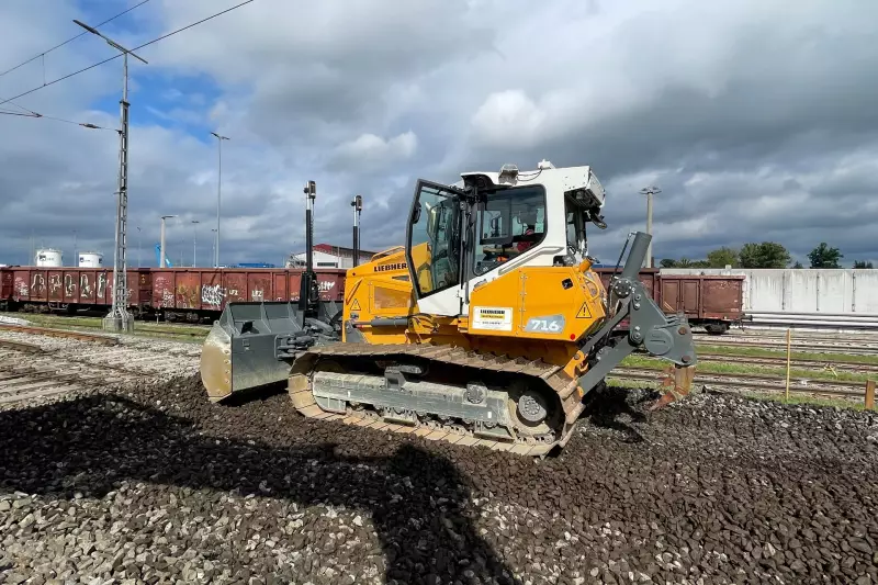 Planierraupe PR 716 mit 2D-Maschinensteuerung für millimetergenaue Herstellung der Verlegeplanie.
